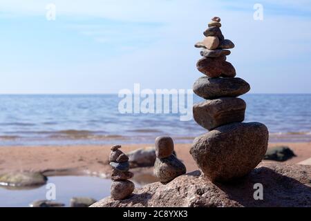 Zen Gleichgewicht der Steine an der felsigen Küste der Ostsee an sonnigen Tag Stockfoto