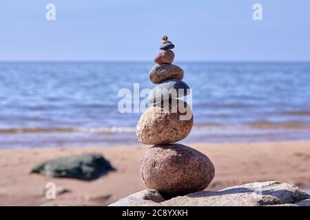 Zen Gleichgewicht der Steine an der felsigen Küste der Ostsee an sonnigen Tag Stockfoto