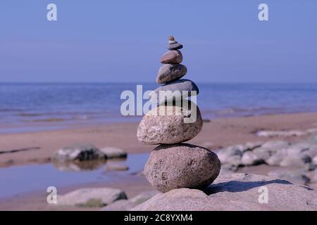 Zen Gleichgewicht der Steine an der felsigen Küste der Ostsee an sonnigen Tag Stockfoto