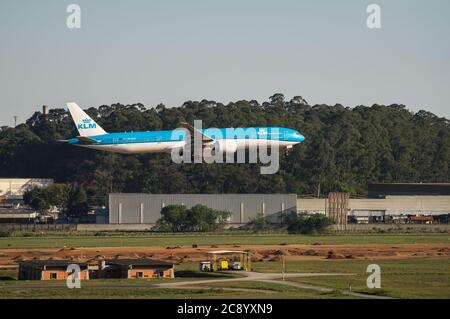 KLM Boeing 777-306ER (benannt Tijuca National Park - PH-BVN) Segelflugmomente vor berühren Sie die Start-und Landebahn 27L von Sao Paulo / Guarulhos Intl. Flughafen. Stockfoto