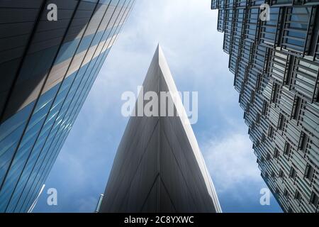 London - 18. Juli 2020 - symmetrischer Blick auf die moderne britische Skyline mit klarem blauen Himmel in London, Großbritannien Stockfoto