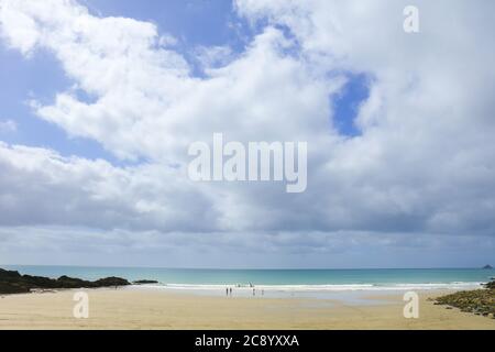 Wilder Strand am East Portholland mit wolkenblauem Himmel und Horizont über dem Wasser, Cornwall Stockfoto