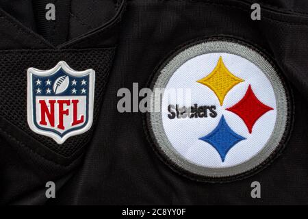 Calgary, Alberta, Kanada. Juli 26 2020. Nahaufnahme eines NFL- und Steelers-Logos auf einem schwarzen Trikot. Stockfoto