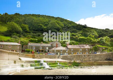 Landschaftlich schöner Blick auf das Küstendorf East Portholland an der Südwestküste von Cornwall. VEREINIGTES KÖNIGREICH Stockfoto