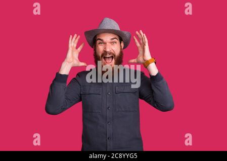 AAAHHHH!!!! Foto von schreienden Bärte Kerl, emotionale concpet, stand über rosa Hintergrund Stockfoto