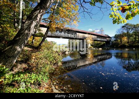 Die Blair Covered Bridge in Campton, NH über dem Pemigewasset River, wurde ursprünglich 1869 in einem langen Traversen mit Bögen gebaut. Stockfoto