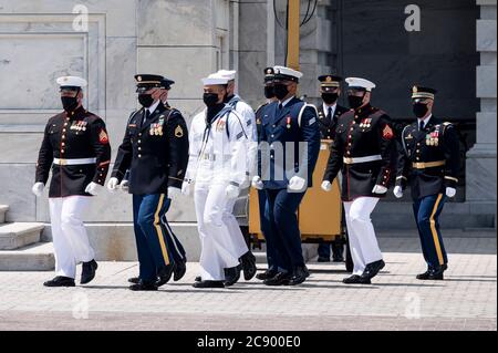 Washington, DC, USA. Juli 2020. 27. Juli 2020 - Washington, DC, USA: Der militärische Ehrengarde am Kapitol vor der Ankunft der Schatulle von John Lewis am US-Kapitol. Quelle: Michael Brochstein/ZUMA Wire/Alamy Live News Stockfoto