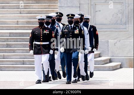 Washington, DC, USA. Juli 2020. 27. Juli 2020 - Washington, DC, USA: Der militärische Ehrengarde am Kapitol vor der Ankunft der Schatulle von John Lewis am US-Kapitol. Quelle: Michael Brochstein/ZUMA Wire/Alamy Live News Stockfoto