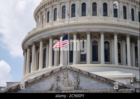 Washington, DC, USA. Juli 2020. 27. Juli 2020 - Washington, DC, USA: Die amerikanische Flagge, die vor der Ankunft der Schatulle von John Lewis im US-Kapitol am halben Mast fliegt. Quelle: Michael Brochstein/ZUMA Wire/Alamy Live News Stockfoto