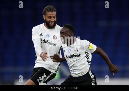 Fulhams Neeskens Kebano feiert das zweite Tor seiner Spielmannschaft mit Michael Hector (links) während des Play-off-Spiels der Sky Bet Championship im Cardiff City Stadium, Cardiff. Stockfoto