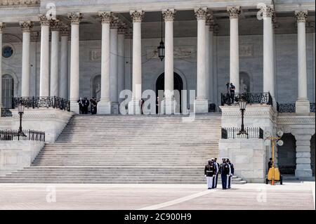 Washington, DC, USA. Juli 2020. 27. Juli 2020 - Washington, DC, USA: Der militärische Ehrengarde vor dem Kapitol vor der Ankunft der Schatulle von John Lewis im US-Kapitol. Quelle: Michael Brochstein/ZUMA Wire/Alamy Live News Stockfoto