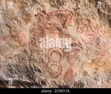 5,000 Jahre alte Steinmalereien in den Mitla-Höhlen im UNESCO-Weltkulturerbe der prähistorischen Höhlen von Yagul und Mitla im C Stockfoto