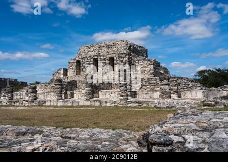 Der Tempel der gemalten Nischen in den Ruinen der post-klassischen Maya-Stadt Mayapan, Yucatan, Mexiko. Stockfoto