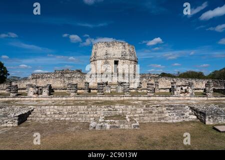 Zwei gut erhaltene Chaac-Masken auf dem Tempel der Chaac-Masken vor dem Rundtempel oder Observatorium in den Ruinen der post-klassischen Maya-Cit Stockfoto