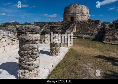 Steinsäulen und der runde Tempel in den Ruinen der post-klassischen Maya-Stadt Mayapan, Yucatan, Mexiko. Stockfoto