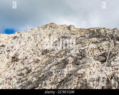 Klettern auf dem Klettersteig Rotwand und Masare im Rosengarten in den Dolomiten, Südtirol, Italien Stockfoto