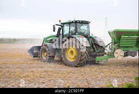 Traktor verteilt Dünger auf einem Feld Stockfoto