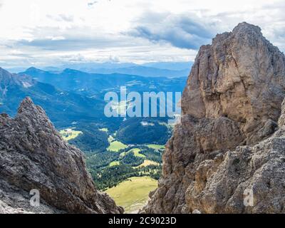 Klettern auf dem Klettersteig Rotwand und Masare im Rosengarten in den Dolomiten, Südtirol, Italien Stockfoto