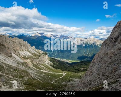 Klettern auf dem Klettersteig Rotwand und Masare im Rosengarten in den Dolomiten, Südtirol, Italien Stockfoto