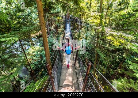 Kanada Reise Tourist Frau zu Fuß in berühmten Attraktion Capilano Hängebrücke in Nord-Vancouver, British Columbia, kanada Urlaub Stockfoto