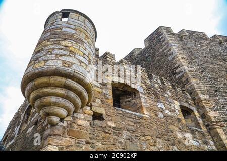 Die Festung aus dem 15. Jahrhundert, Blackness Castle, ist ein beliebter Filmort am Südufer des Firth of Forth, Stockfoto