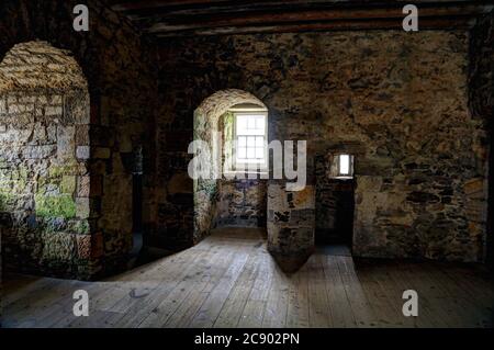 Die Festung aus dem 15. Jahrhundert, Blackness Castle, ist ein beliebter Filmort am Südufer des Firth of Forth, Stockfoto