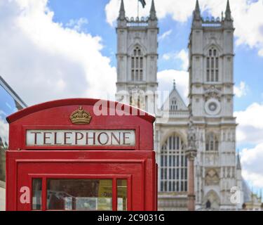 Rotes Telefon vor der Westminster Abbey Stockfoto