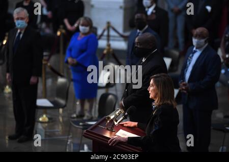 Die Sprecherin des Repräsentantenhauses der Vereinigten Staaten Nancy Pelosi (Demokrat von Kalifornien) spricht zu Beginn des Gedenkgottesdienstes für den US-amerikanischen Repräsentanten John Lewis (Demokrat von Georgien) am 27. Juli 2020 in der Rotunde des US-Kapitols in Washington, DCCredit: Matt McClain/Pool via CNP weltweit Stockfoto