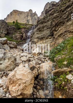 Klettern auf dem Klettersteig Rotwand und Masare im Rosengarten in den Dolomiten, Südtirol, Italien Stockfoto