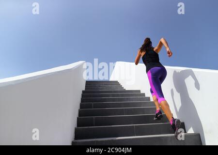 Treppen laufen Training Frau Cardio-Training im Fitnessstudio. Fitness-Mädchen Ausübung Beine Muskeln im Freien mit explosiven Übungen Stockfoto