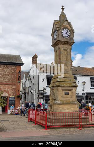 Uhrturm, Thirsk Market Place, Thirsk, North Yorkshire, England, Vereinigtes Königreich Stockfoto