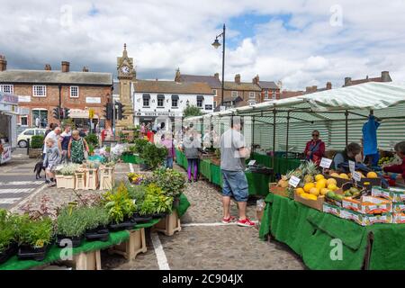 Markttag, Thirsk Market Place, Thirsk, North Yorkshire, England, Vereinigtes Königreich Stockfoto