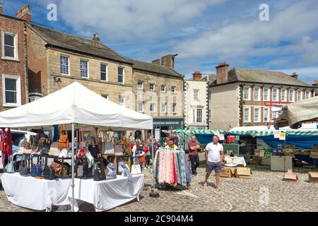 Marktstände, Marktplatz, Richmond, North Yorkshire, England, Vereinigtes Königreich Stockfoto