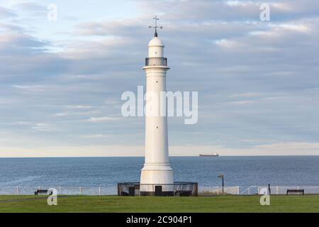 Meik's Gusseisen weißen Leuchtturm und Promenade, Seaburn, Sunderland, Tyne und Wear, England, Vereinigtes Königreich Stockfoto