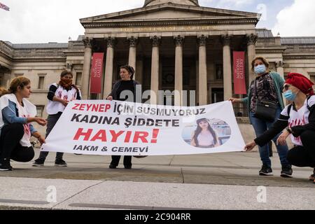 25. Juli 2020, London, Großbritannien. Türkische Aktivistinnen trafen sich auf dem Trafalgar Square, um gegen Gewalt und Tötung von Frauen in der Türkei zu protestieren. Stockfoto