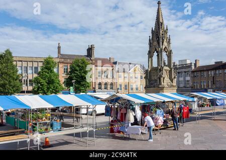 Vorbereitung von Ständen am Market Day, Market Square, Mansfield, Nottinghamshire, England, Vereinigtes Königreich Stockfoto