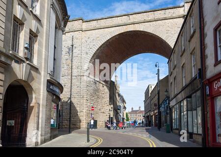 Eisenbahnviadukt, Church Street, Mansfield, Nottinghamshire, England, Vereinigtes Königreich Stockfoto