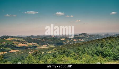 Der Grat zwischen den Bächen Savena und Idice. Landschaft des nördlichen Apennins in der Provinz Bologna, Emilia Romagna, Italien. Stockfoto