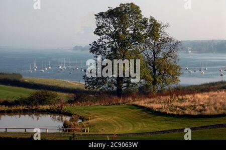 Rutland Water: Blick auf den künstlichen Stausee und die Normanton-Kirche vom Rutland Water Golf Course Stockfoto