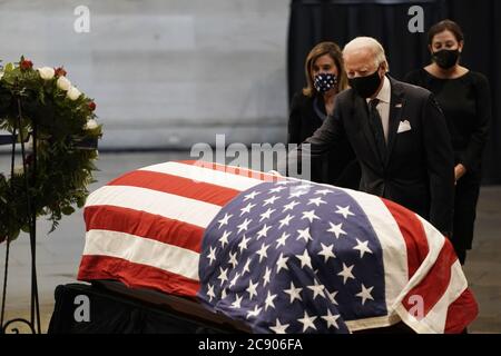 Washington, Usa. Juli 2020. Der ehemalige Vizepräsident und demokratische Präsidentschaftskandidat Joe Biden zollt dem US-Kongressabgeordneten John Lewis nach einem Gedenkgottesdienst in der Rotunde des US-Kapitols in Washington, DC, am Montag, dem 27. Juli 2020 seinen Respekt. Pool Foto von J. Scott Applewhite/UPI Kredit: UPI/Alamy Live Nachrichten Stockfoto