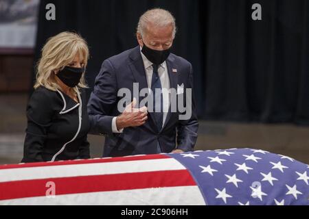 Washington, Usa. Juli 2020. Der ehemalige Vizepräsident und demokratische Präsidentschaftskandidat Joe Biden und Jill Biden zollen dem US-Kongressabgeordneten John Lewis nach einem Gedenkgottesdienst in der Rotunde des US-Kapitols in Washington, DC, am Montag, dem 27. Juli 2020, ihren Respekt. Foto von Shawn Thew/UPI Kredit: UPI/Alamy Live Nachrichten Stockfoto