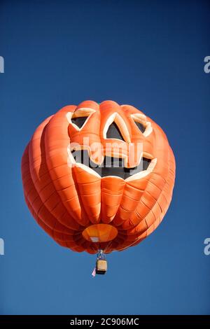 Ein Heißluftballon in besonderer Form, Heißluftballon gegen einen blauen Himmel, der über der Idaho-Landseite schwebt. Stockfoto