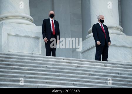 Repräsentantenhaus der Vereinigten Staaten Sergeant bei Waffen Paul D. Irving und Senatsfeldwebel bei Waffen Michael C. Stenger warten auf die Schatulle mit den Resten des US-Repräsentanten John Lewis (Demokrat von Georgia) wird die Treppe des US-Kapitols am 27. Juli 2020 in Washington, DC, hinauf getragen.Quelle: Brendan Smialowski/Pool über CNP /MediaPunch Stockfoto