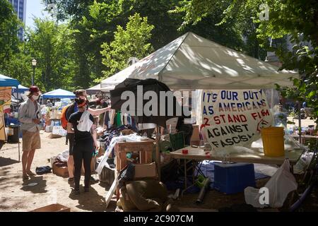 BLM-Demonstranten verwandeln den Lownsdale Square, einen Park neben dem Bundesgericht in Portland, in ihre Drehscheibe inmitten der laufenden Demonstration. Stockfoto