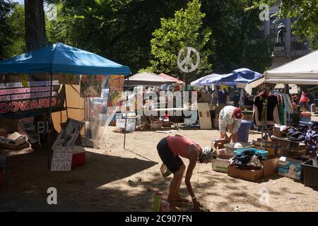 BLM-Demonstranten verwandeln den Lownsdale Square, einen Park neben dem Bundesgericht in Portland, in ihre Drehscheibe inmitten der laufenden Demonstration. Stockfoto