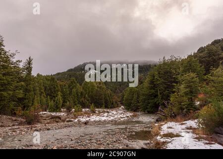 Szenenansicht der Berglandschaft mit Wolken in Los Alerces Nationalpark während der Wintersaison Stockfoto