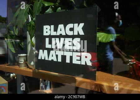 Das Black Lives Matter-Zeichen ist auf dem Fenster eines Stumptown Coffee Roasters in der Innenstadt von Portland, Oregon, inmitten der laufenden BLM-Bewegung zu sehen. Stockfoto