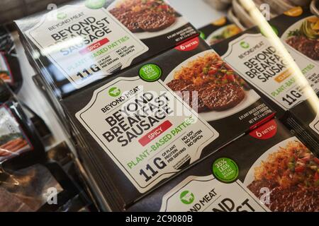 Beyond Meat's neuestes Produkt, Beyond Breakfast Sausage, das im März auf den Markt kam, wird in einem ganzen Lebensmittelmarkt in Lake Oswego, Oregon, gezeigt. Stockfoto