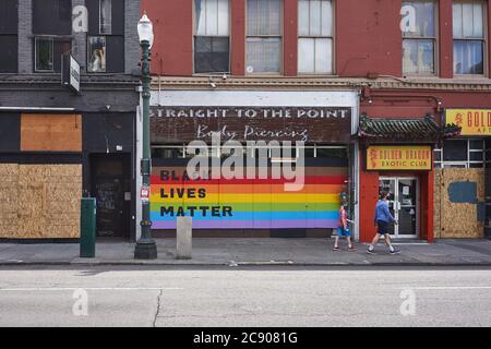 Black Lives Matter Zeichen auf der Regenbogenfahne, die am Samstag, den 11. Juli 2020, in der Lagerhalle eines lokalen Unternehmens in der Innenstadt von Portland, Oregon, zu sehen ist. Stockfoto