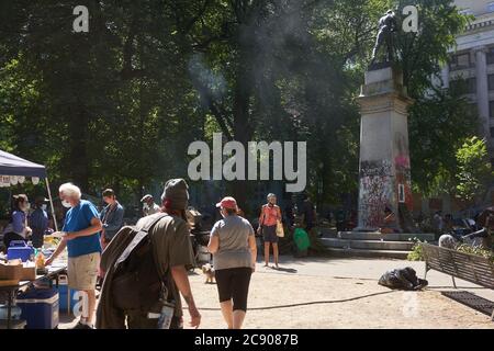 BLM-Demonstranten verwandeln den Lownsdale Square, einen Park neben dem Bundesgericht in Portland, in ihre Drehscheibe inmitten der laufenden Demonstration. Stockfoto